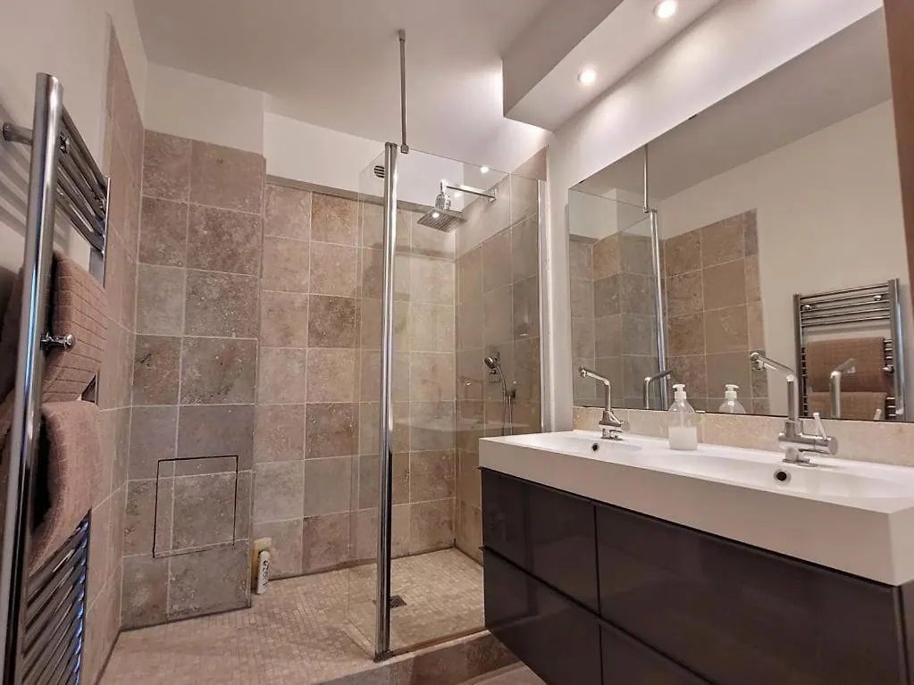 Apartament Eiffel Tower - Luxury 2 Bedroom *