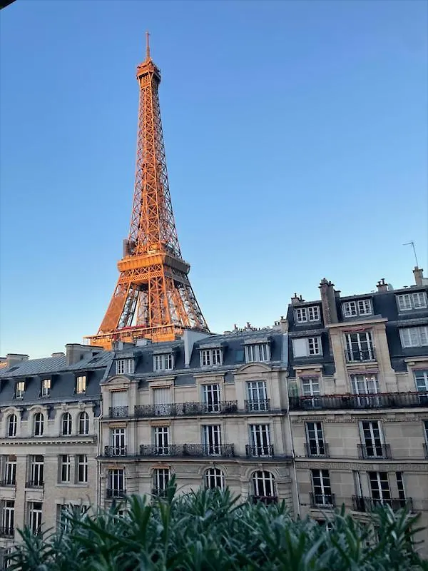 Eiffel Tower - Luxury 2 Bedroom Apartament *